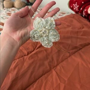 🛼 Elegant Gold and White Floral Headband 🛼